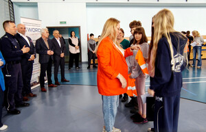 Zaproszeni gości oraz uczestnicy podczas etapu powiatowego Turnieju Bezpieczeństwa w Ruchu Drogowym w Gomulinie.