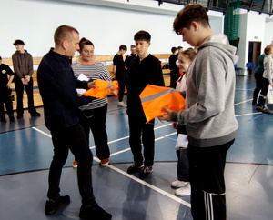 Zaproszeni gości oraz uczestnicy podczas etapu powiatowego Turnieju Bezpieczeństwa w Ruchu Drogowym w Gomulinie.