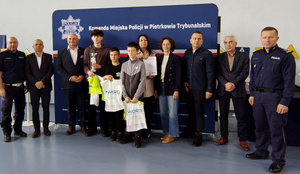 Zaproszeni gości oraz uczestnicy podczas etapu powiatowego Turnieju Bezpieczeństwa w Ruchu Drogowym w Gomulinie.