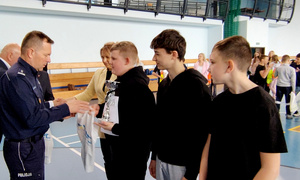 Zaproszeni gości oraz uczestnicy podczas etapu powiatowego Turnieju Bezpieczeństwa w Ruchu Drogowym w Gomulinie.