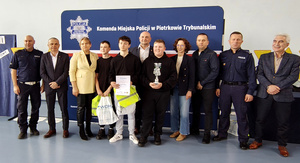 Zaproszeni gości oraz uczestnicy podczas etapu powiatowego Turnieju Bezpieczeństwa w Ruchu Drogowym w Gomulinie.