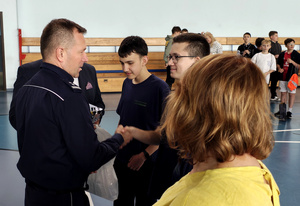 Zaproszeni gości oraz uczestnicy podczas etapu powiatowego Turnieju Bezpieczeństwa w Ruchu Drogowym w Gomulinie.