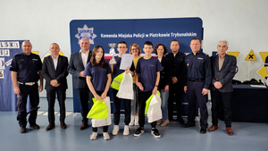 Zaproszeni gości oraz uczestnicy podczas etapu powiatowego Turnieju Bezpieczeństwa w Ruchu Drogowym w Gomulinie.