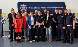Zaproszeni gości oraz uczestnicy podczas etapu powiatowego Turnieju Bezpieczeństwa w Ruchu Drogowym w Gomulinie.
