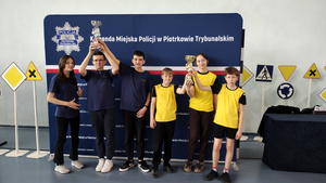 Zaproszeni gości oraz uczestnicy podczas etapu powiatowego Turnieju Bezpieczeństwa w Ruchu Drogowym w Gomulinie.