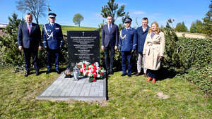 Wicemarszałek Województwa Łódzkiego Piotr Wojtysiak, Komendant Wojewódzki Policji w Łodzi nadinsp. Arkadiusz Sylwestrzak, Komendant Miejski Policji w Piotrkowie Trybunalskim podinsp. Jakub Kowalczyk, Prezes Stowarzyszenia Rodzina Policyjna 1939 r. w Łodzi Jarosław Olbrychowski, Wójt Gminy Czarnocin Mariusz Kozub oraz Sekretarz Gminy Czarnocin Aneta Stawiana-Kosiorek przy symbolicznym grobie.