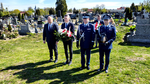 Wicemarszałek Województwa Łódzkiego Piotr Wojtysiak, Komendant Wojewódzki Policji w Łodzi nadinsp. Arkadiusz Sylwestrzak, Komendant Miejski Policji w Piotrkowie Trybunalskim podinsp. Jakub Kowalczyk, Prezes Stowarzyszenia Rodzina Policyjna 1939 r. w Łodzi Jarosław Olbrychowski przy symbolicznym grobie.