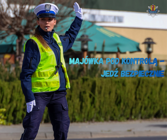 Policjanta kierująca ruchem na drodze.
