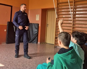 Policjant podczas pogadanki.