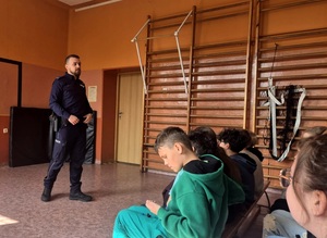 Policjant podczas pogadanki.