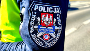 Tarcza funkcjonariusza Wydziału Ruchu Drogowego przypięta do munduru.