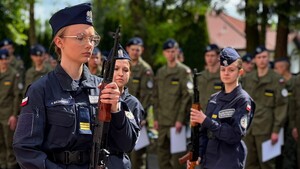 Kadeci i zaproszeni goście podczas uroczystości.