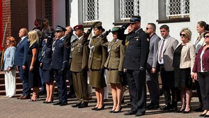 Kadeci i zaproszeni goście podczas uroczystości.