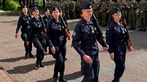 Kadeci i zaproszeni goście podczas uroczystości.