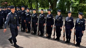 Kadeci i zaproszeni goście podczas uroczystości.