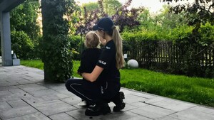 Policjantka z dzieckiem.