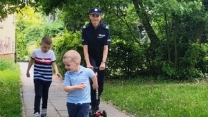 Policjantka z dzieckiem...............................................