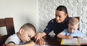 Policjantka z dzieckiem...............................................
