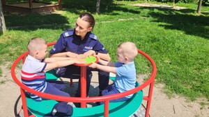 Policjantka z dzieckiem...............................................
