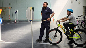 Policjanci podczas egzaminu na kartę rowerową.