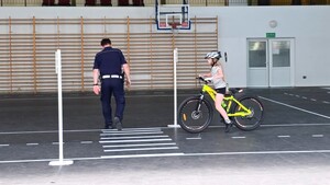 Policjanci podczas egzaminu na kartę rowerową.