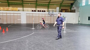 Policjanci podczas egzaminu na kartę rowerową.