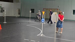 Policjanci podczas egzaminu na kartę rowerową.