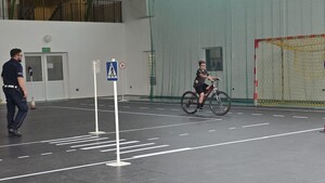 Policjanci podczas egzaminu na kartę rowerową.