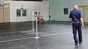 Policjanci podczas egzaminu na kartę rowerową.