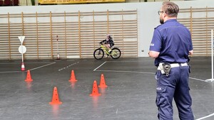 Policjanci podczas egzaminu na kartę rowerową.
