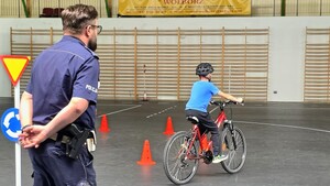Policjanci podczas egzaminu na kartę rowerową.
