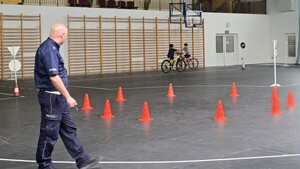 Policjanci podczas egzaminu na kartę rowerową.