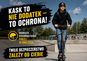 Mężczyzna w kasku jadący na hulajnodze elektrycznej, po lewej stronie biało - żółte napisy kask to nie dodatek - to ochrona, obowiązek stosowania kasku poniżej 16 roku życia, Twoje bezpieczeństwo zależy od Ciebie.
