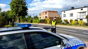 Policjant podczas pomiaru prędkości.