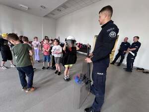 Policjanci oraz uczestnicy podczas pikniku.
