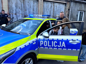 Policjanci oraz uczestnicy podczas pikniku.