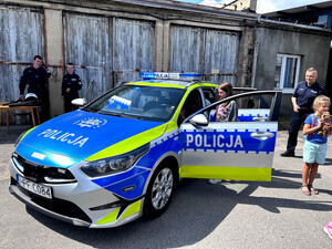 Policjanci oraz uczestnicy podczas pikniku.