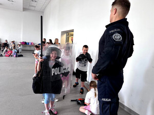 Policjanci oraz uczestnicy podczas pikniku.