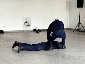 Policjanci oraz uczestnicy podczas pikniku.