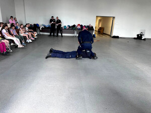 Policjanci oraz uczestnicy podczas pikniku.