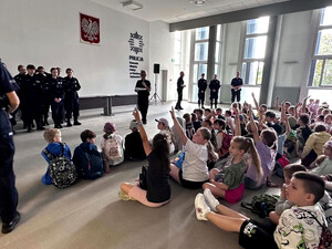 Policjanci oraz uczestnicy podczas pikniku.