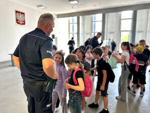 Policjanci oraz uczestnicy podczas pikniku.