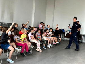 Policjanci oraz uczestnicy podczas pikniku.