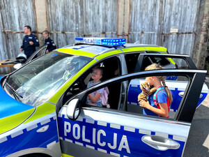 Policjanci i uczestnicy podczas pikniku.