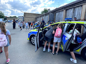 Policjanci i uczestnicy podczas pikniku.