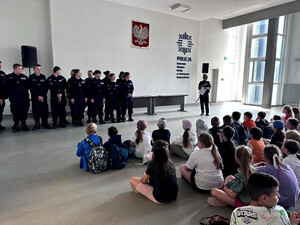 Policjanci i uczestnicy podczas pikniku.
