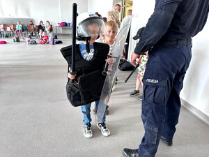 Policjanci i uczestnicy podczas pikniku.