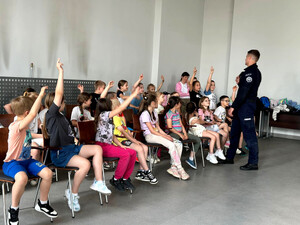 Policjanci i uczestnicy podczas pikniku.