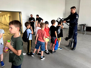 Policjanci i uczestnicy podczas pikniku.