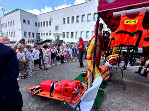 Ratownicy WOPR oraz uczestnicy podczas pikniku.